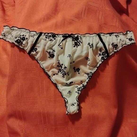 Intimate Set - Picture 4 of 5